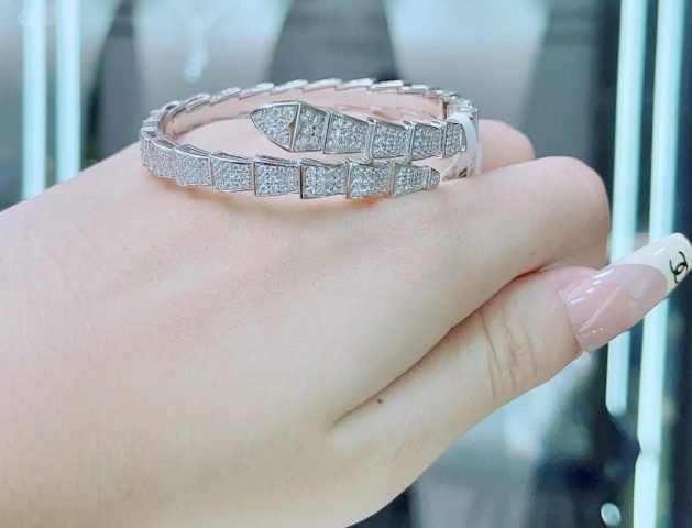 Vòng tay hình con rắn bạc trắng cuộn tròn đính đá lấp lánh