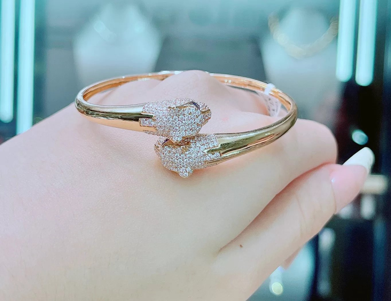 Vòng tay hình đầu rắn bạc đính đá