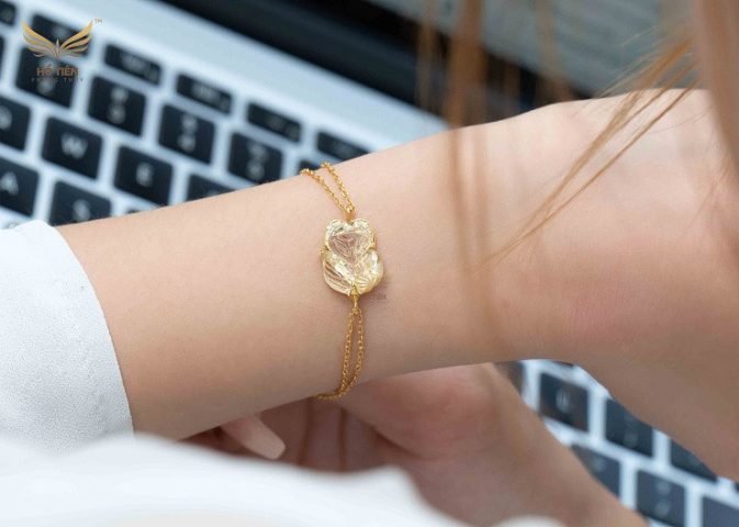 Vòng tay Hồ Ly thạch anh tóc vàng giúp thu hút tài lộc và tình duyên cho người đeo