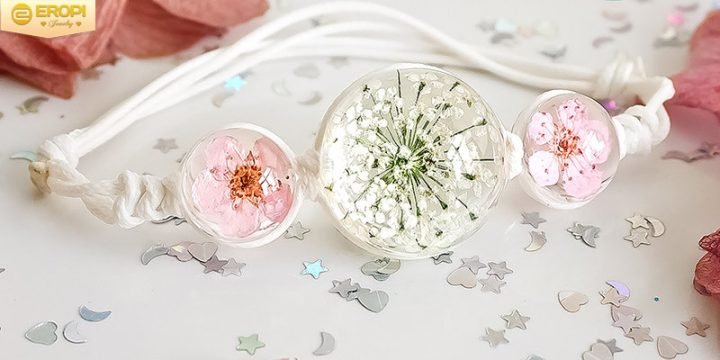 Vòng tay hoa may mắn độc đáo với thiết kế thủ công tinh xảo