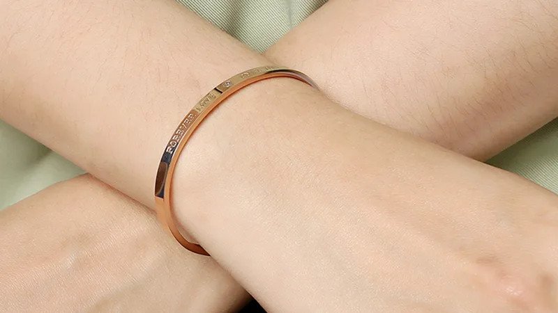 Vòng tay kim loại mảnh tôn lên vẻ đẹp cho cổ tay 15cm