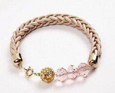 Vòng tay làm từ dây da và hạt vòng