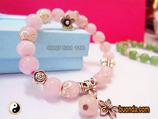 Vòng tay làm từ thạch anh màu hồng