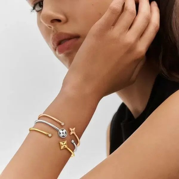 Vòng tay Louis Vuitton da dành cho nữ, thiết kế sang trọng và đẳng cấp.