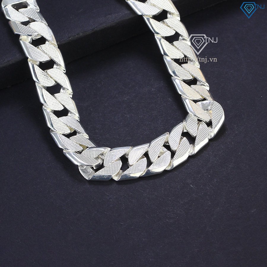 Vòng tay nam bạc đeo trên tay thể hiện phong cách