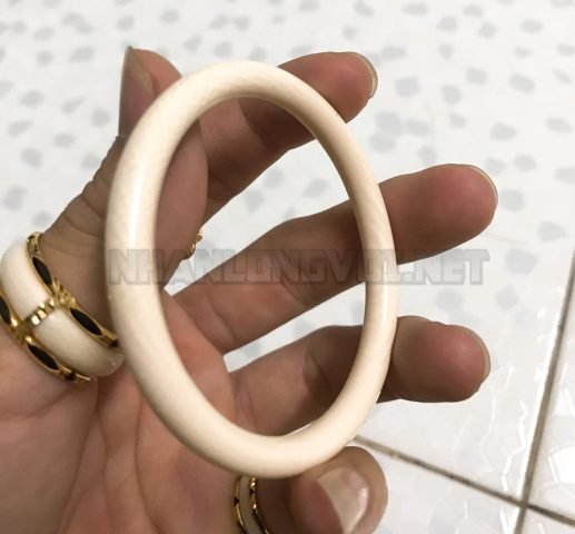 Vòng tay ngà voi nữ bản tròn, màu sắc tự nhiên với vân ngà rõ nét.