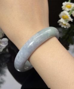 Vòng tay ngọc cẩm thạch xanh rêu với các vân đá tự nhiên, minh họa giá vòng tay ngọc cẩm thạch đa dạng theo chất liệu.