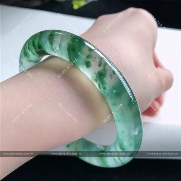 Vòng tay ngọc hoa bay với họa tiết tinh xảo