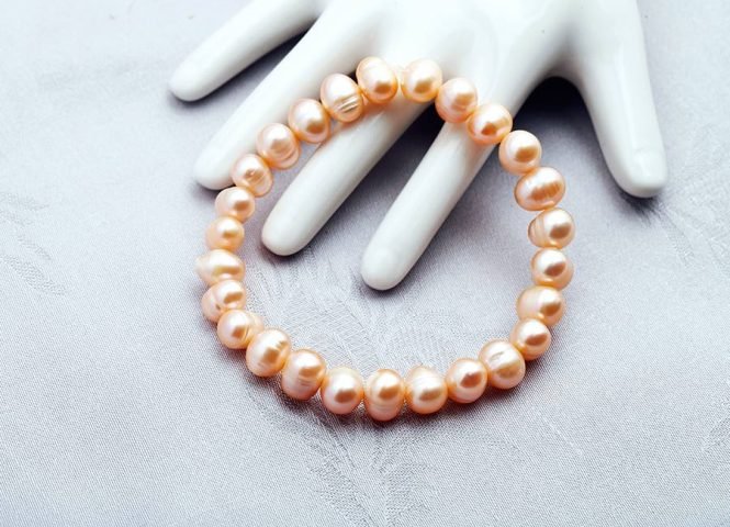 Vòng tay ngọc trai hồng với sắc màu tự nhiên cuốn hút