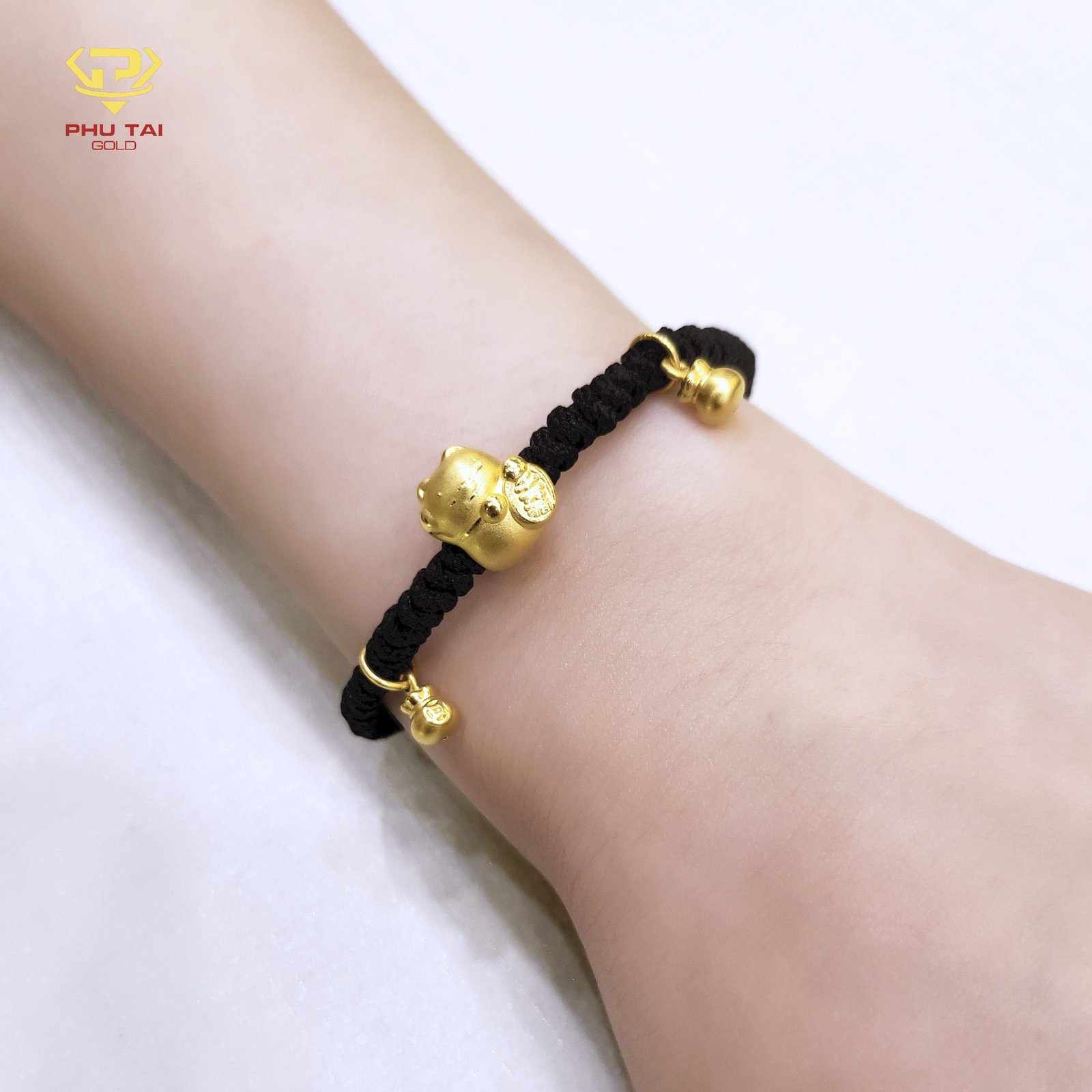 Vòng tay ngũ sắc và charm bạc