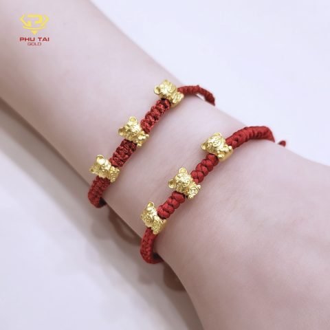 Vòng tay ngũ sắc với charm vàng tinh xảo mang lại may mắn
