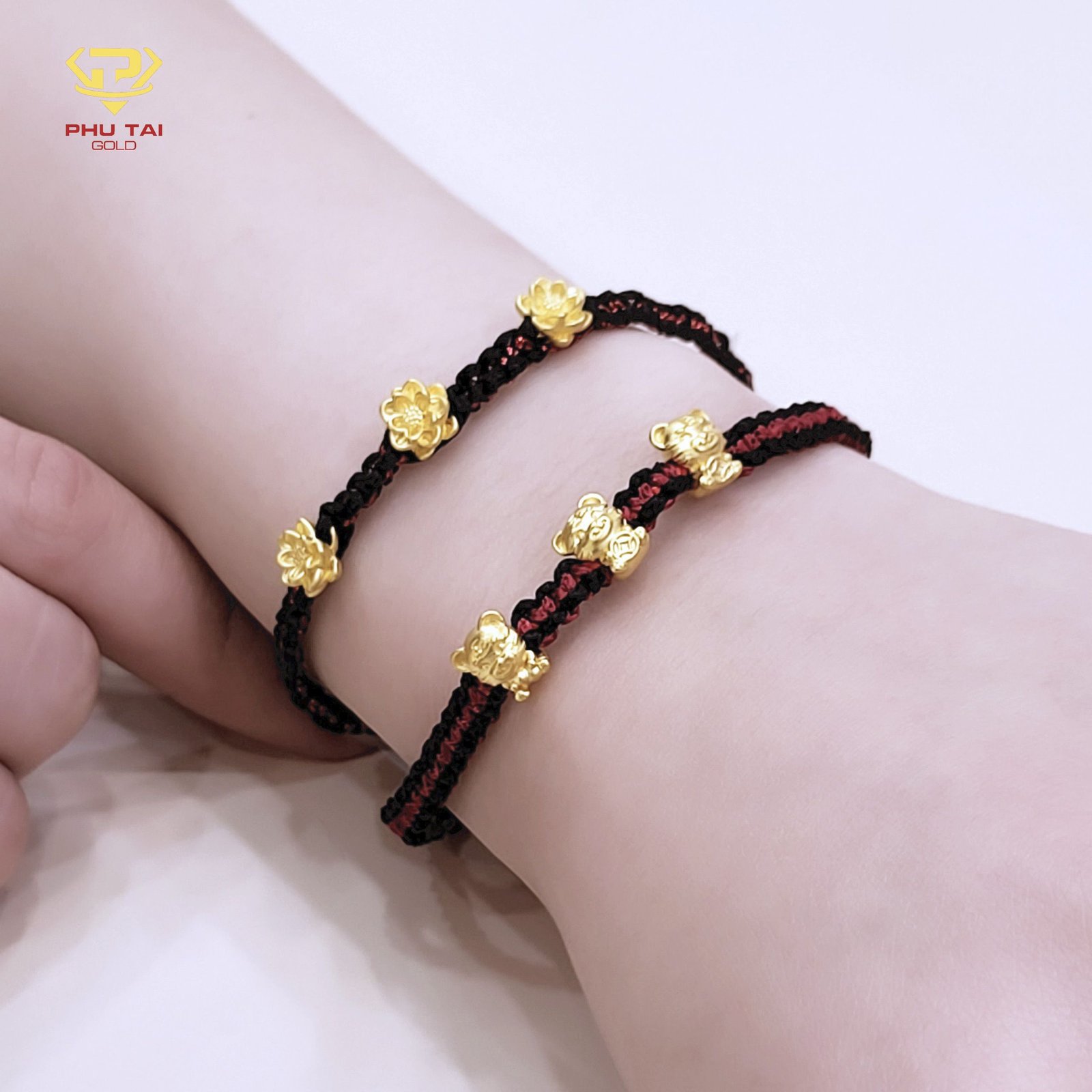 Vòng tay ngũ sắc với nhiều hạt charm khác nhau