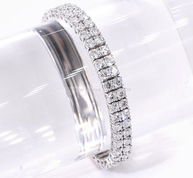 Vòng tay nhiều lớp với hạt và charm độc đáo