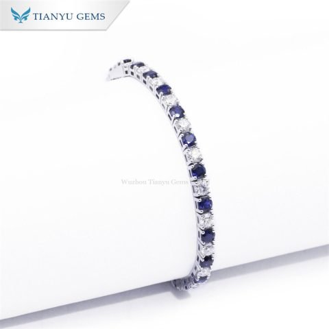 Vòng tay nữ bằng vàng trắng đính đá lấp lánh trên cổ tay phái đẹp, thể hiện sự sang trọng