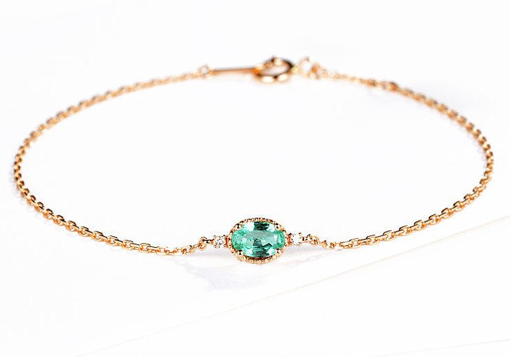 Vòng tay nữ tính với dây mảnh và charm nhỏ