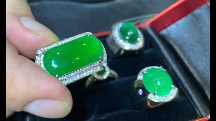 Vòng tay Phỉ Thúy Đế Vương Lục xanh lục bảo quý hiếm với giá trị cao
