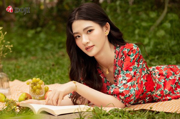 Vòng tay phối hợp cùng đầm đỏ tạo điểm nhấn ấn tượng cho trang phục