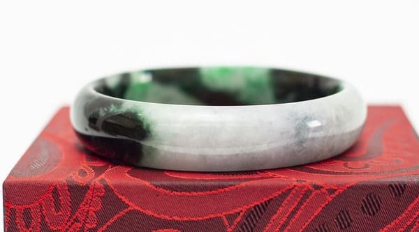 Vòng tay phong thủy mệnh Hỏa bằng đá Cẩm Thạch