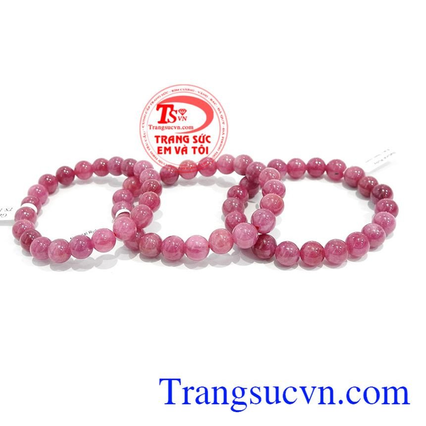 Vòng tay ruby hồng lấp lánh trên tay, vẻ đẹp sang trọng