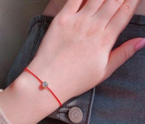 Vòng tay sợi chỉ đỏ đơn giản, tượng trưng cho sự may mắn và bình an