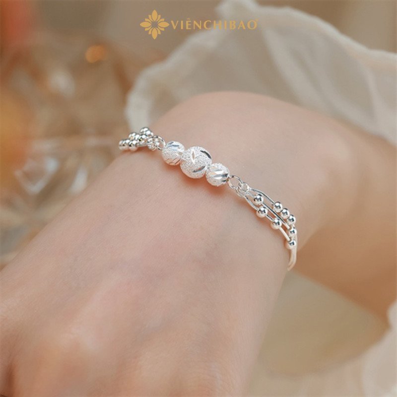 Vòng tay Tam Sinh Tam Thế đeo trên tay, phối hợp nhiều phụ kiện khác