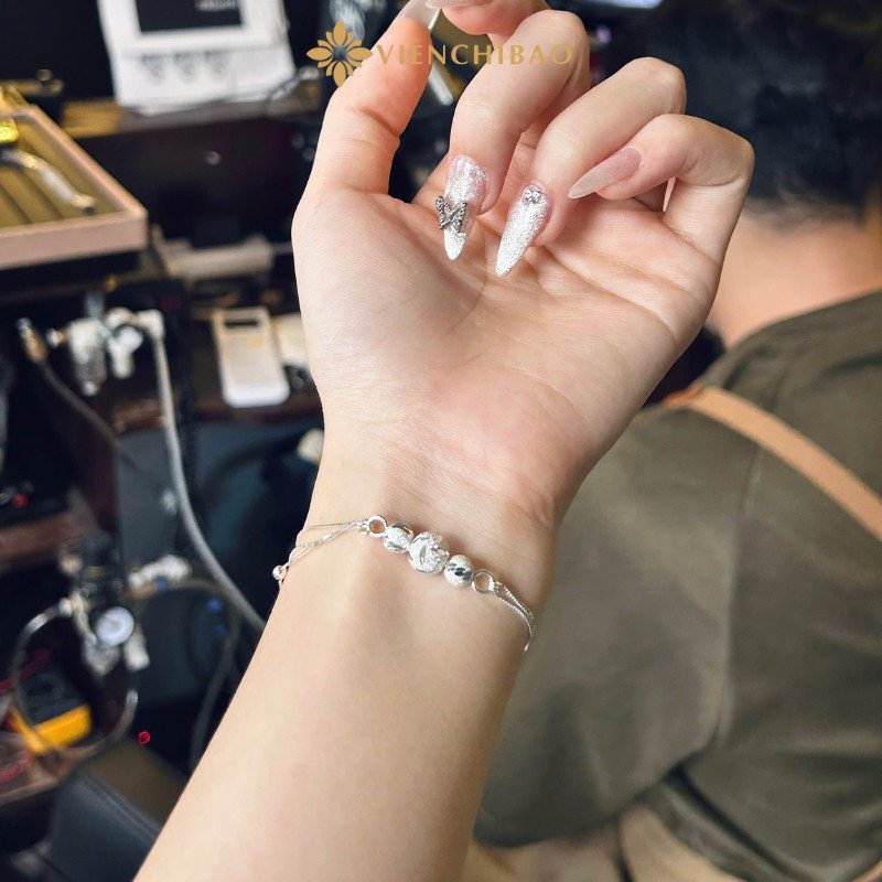 Vòng tay Tam Sinh Tam Thế trên tay, kết hợp trang phục thanh lịch