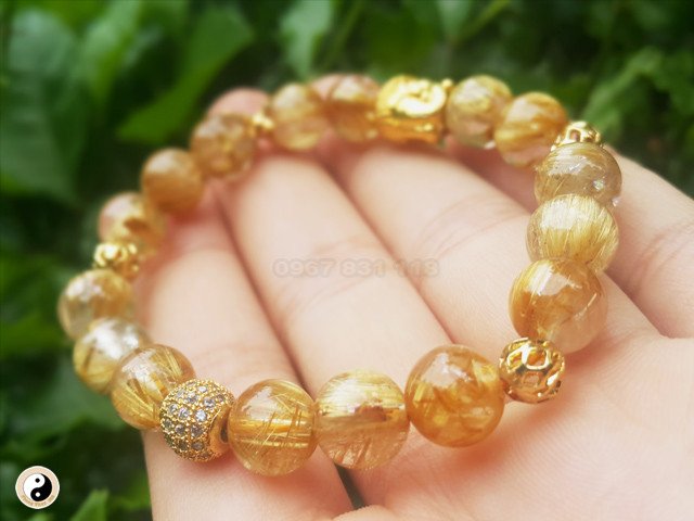 Vòng tay thạch anh tóc vàng cho người mệnh Thổ, thể hiện sự tương hợp màu sắc