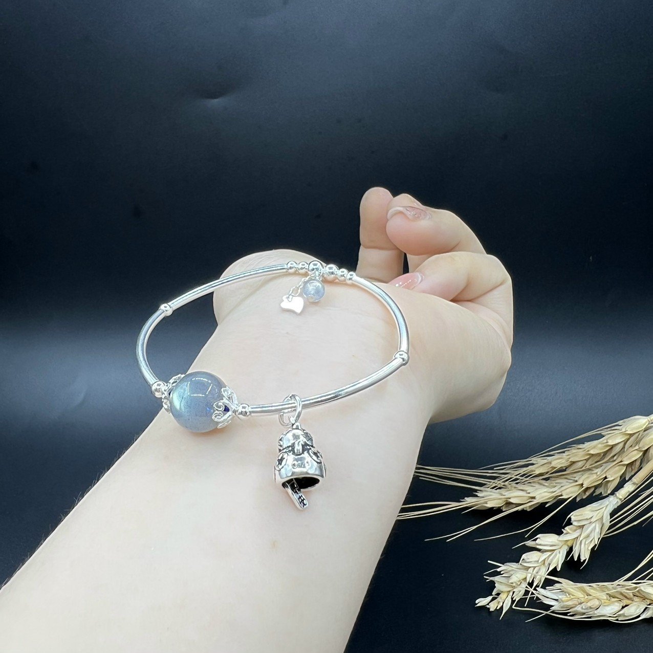 Vòng tay thần tài đá xà cừ trên cổ tay, mang lại bình an
