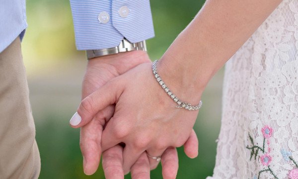 Vòng tay thể hiện sự quan tâm tinh tế và tình yêu chân thành