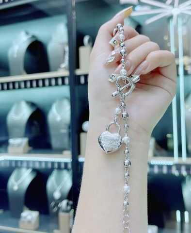 Vòng tay Tiffany trái tim bằng vàng trắng kết hợp ngọc trai, điểm nhấn charm ổ khóa