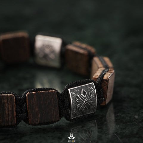 Vòng tay trầm hương đan dây Macrame phối charm bạc, thể hiện sự kết hợp tinh tế và hiện đại.