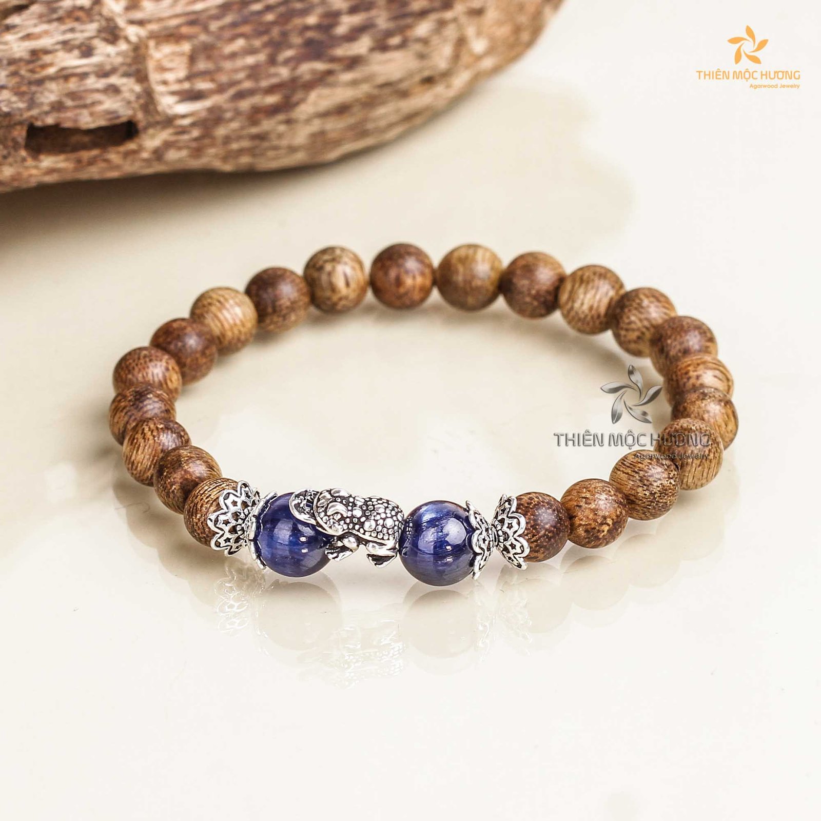 Vòng tay trầm hương kết hợp đá Sapphire xanh, lý tưởng cho mệnh Thủy