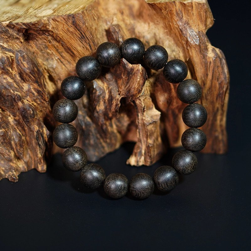Vòng tay trầm hương nấu dầu 12mm, một loại trầm hương nhân tạo.