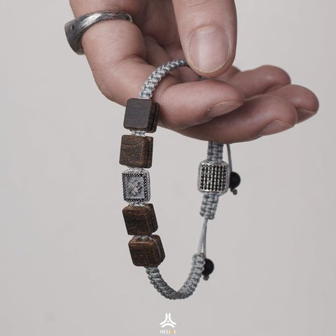 Vòng tay trầm hương phối charm bạc Lotus và đá CZ, mang phong cách mạnh mẽ và cá tính.
