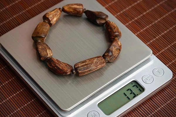 Vòng tay trầm hương thật đốt khúc chìm nước, minh họa khối lượng và mật độ cao.
