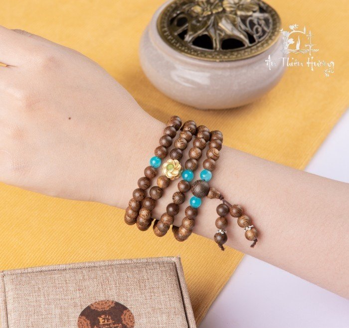 Vòng tay trầm hương tự nhiên kết hợp đá màu xanh dương hợp mệnh Thủy