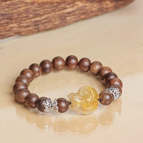 Vòng tay trầm hương với charm vàng tinh xảo, hợp mệnh Kim