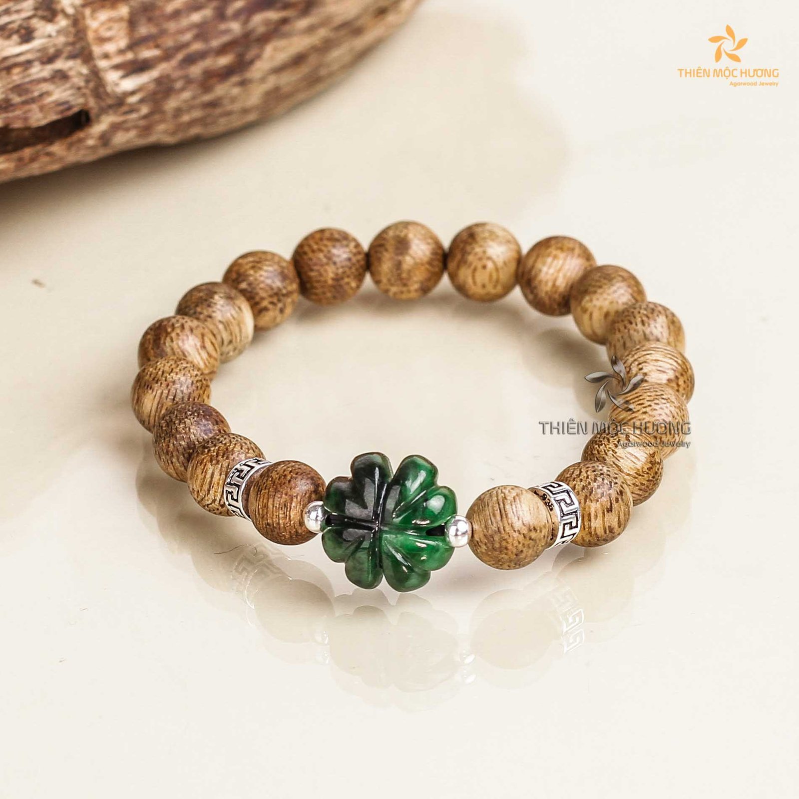 Vòng tay trầm hương với charm xanh lá, phù hợp với mệnh Mộc