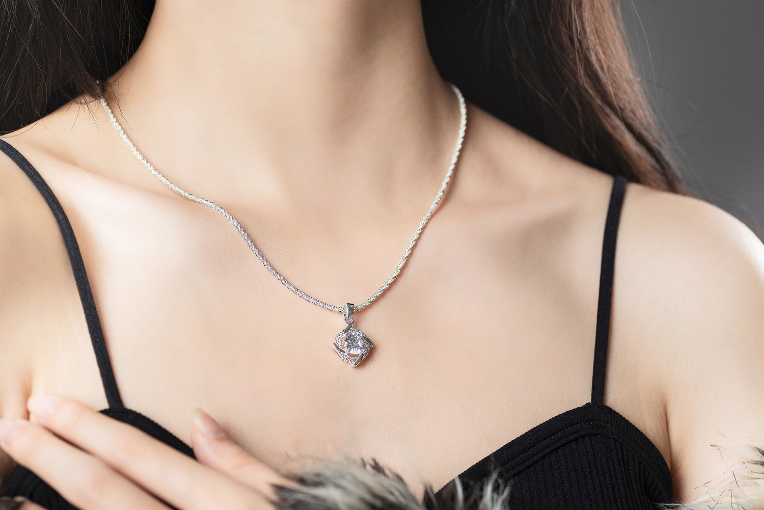 Vòng tay trên tay người mẫu với ánh sáng tự nhiên mềm mại