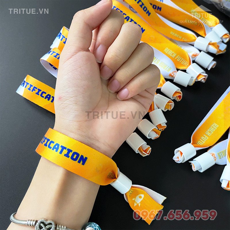 vòng tay vải in logo được đeo trên cổ tay tại sự kiện âm nhạc