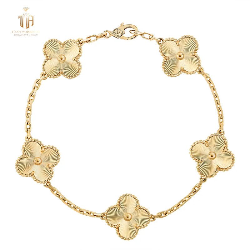 Vòng tay Van Cleef &amp; Arpels Alhambra 5 họa tiết cỏ bốn lá bằng vàng 18K đính kim cương lấp lánh.