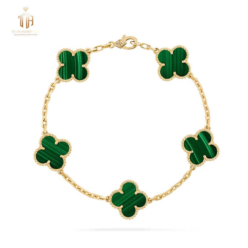 Vòng tay Van Cleef &amp; Arpels Alhambra 5 hoa với đá Malachite xanh biếc, tạo điểm nhấn ấn tượng trên cổ tay.