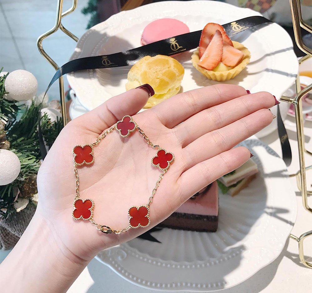 Vòng tay Van Cleef &amp; Arpels biểu tượng may mắn và sang trọng