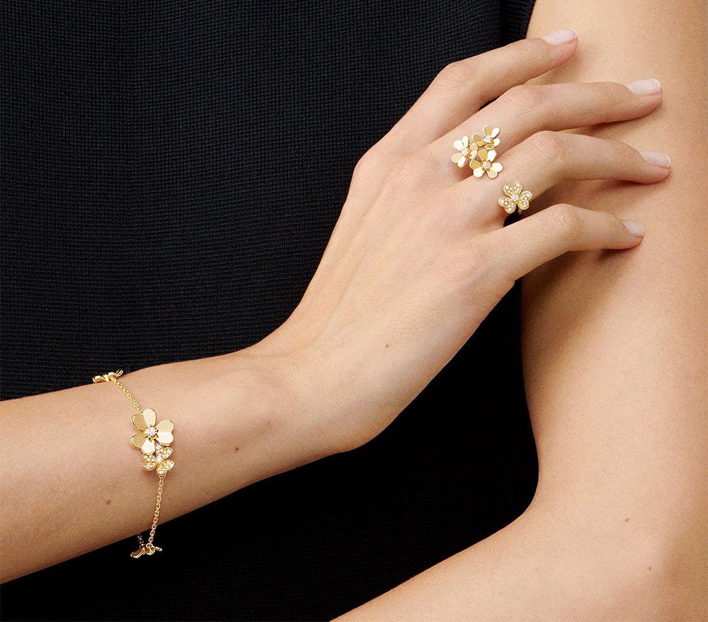 Vòng tay Van Cleef Arpels Frivole Bracelet, 5 Flowers hoa vàng trắng nổi bật