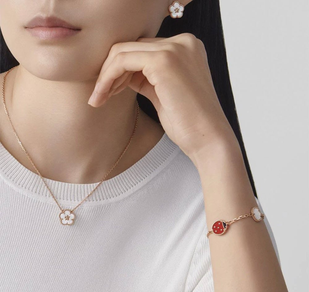 Vòng tay Van Cleef Arpels Lucky Spring Bracelet 5 motifs, ví dụ về giá vòng tay Van Cleef chính hãng