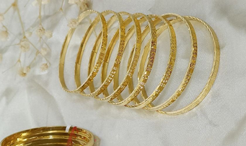 Vòng tay vàng 18k với độ sáng bóng tự nhiên