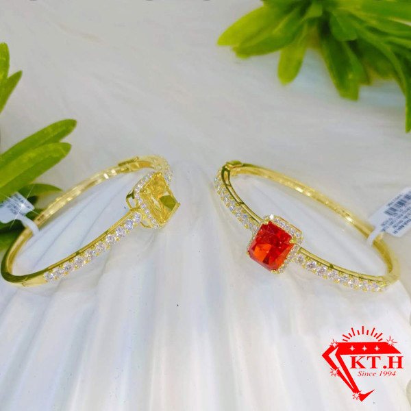 Vòng tay vàng 610 đính đá Nam Phi lấp lánh, tôn lên vẻ sang trọng như vòng tay cỏ ba lá vàng