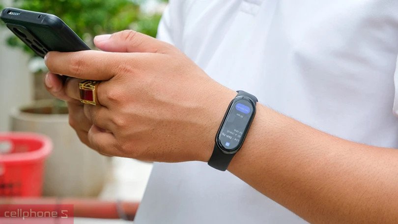 Vòng tay Xiaomi Band 8 hiển thị thông báo và tiện ích thông minh