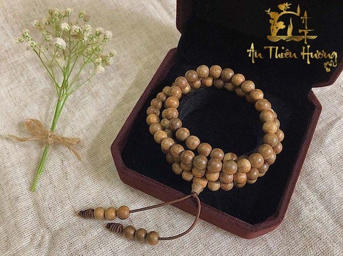 Vòng trầm hương 108 hạt trên cổ tay, biểu tượng của sự thanh tịnh và phù hợp cho những người thực hành thiền định.