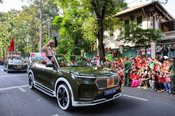 Xe chỉ huy và khối Công an nhân dân Việt Nam đi giữa vòng tay nhân dân trong lễ diễu binh.